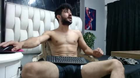 aaron_jones_1 online show from 04/21/26, 08:55