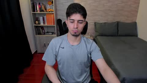 Snapshot of aaron_paul_ chatting on 12/07/24, 06:59 Aaron online show from 12/07/24, 06:59