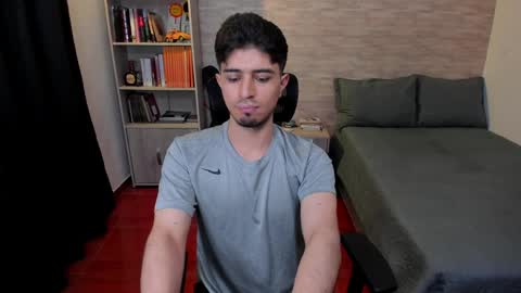 Snapshot of aaron_paul_ chatting on 12/07/24, 10:06 Aaron online show from 12/07/24, 10:06