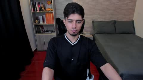 Snapshot of aaron_paul_ chatting on 12/10/24, 09:00 Aaron online show from 12/10/24, 09:00