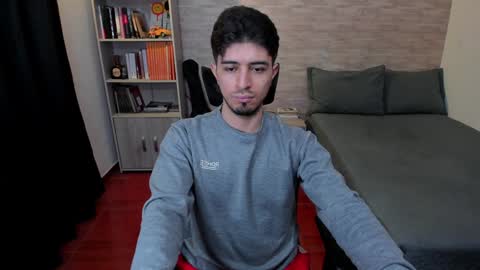 Snapshot of aaron_paul_ chatting on 12/13/24, 07:53 Aaron online show from 12/13/24, 07:53