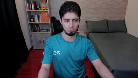 Snapshot of aaron_paul_ chatting on 01/01/25, 12:53 Aaron online show from 01/01/25, 12:53