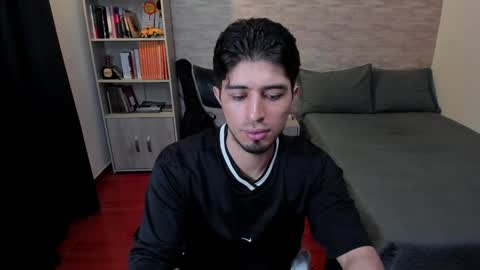 Snapshot of aaron_paul_ chatting on 01/04/25, 11:06 Aaron online show from 01/04/25, 11:06