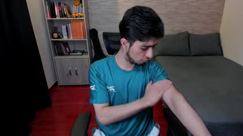 Snapshot of aaron_paul_ chatting on 01/07/25, 11:03 Aaron online show from 01/07/25, 11:03