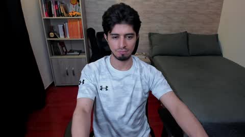 Snapshot of aaron_paul_ chatting on 02/04/25, 12:08 Aaron online show from 02/04/25, 12:08