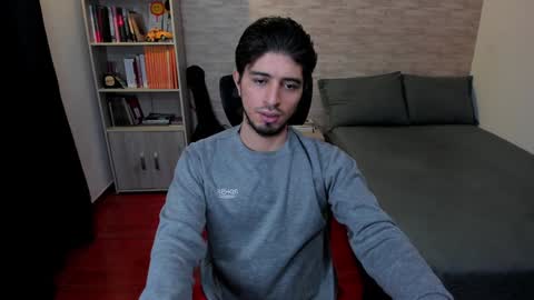 Snapshot of aaron_paul_ chatting on 02/05/25, 08:57 Aaron online show from 02/05/25, 08:57