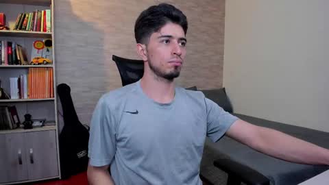 Snapshot of aaron_paul_ chatting on 03/08/25, 09:29 Aaron online show from 03/08/25, 09:29