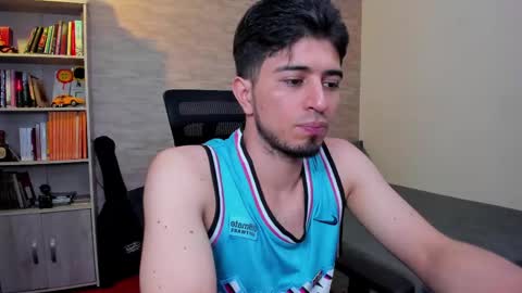 Snapshot of aaron_paul_ chatting on 03/11/25, 07:03 Aaron online show from 03/11/25, 07:03