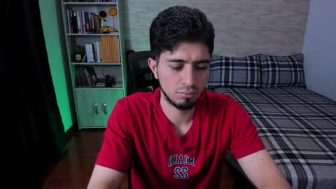 Snapshot of aaron_paul_ chatting on 09/12/25, 08:31 Aaron online show from 09/12/25, 08:31