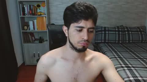 Snapshot of aaron_paul_ chatting on 09/30/25, 07:02 Aaron online show from 09/30/25, 07:02