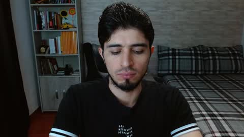 Snapshot of aaron_paul_ chatting on 10/04/25, 07:34 Aaron online show from 10/04/25, 07:34