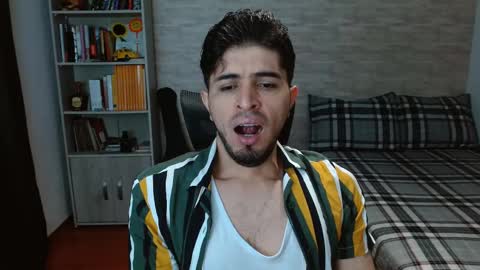 Snapshot of aaron_paul_ chatting on 10/16/25, 06:42 Aaron online show from 10/16/25, 06:42