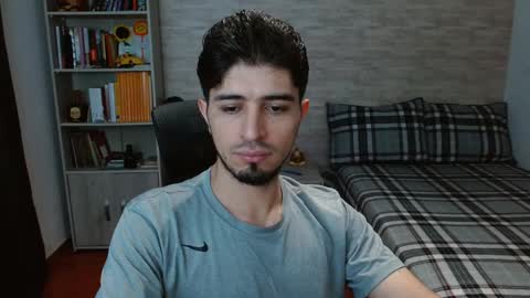 Snapshot of aaron_paul_ chatting on 10/23/25, 07:23 Aaron online show from 10/23/25, 07:23