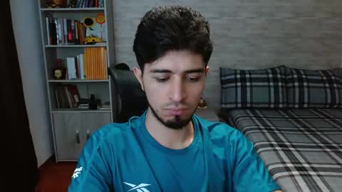 Snapshot of aaron_paul_ chatting on 10/28/25, 07:05 Aaron online show from 10/28/25, 07:05