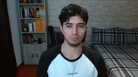 Snapshot of aaron_paul_ chatting on 11/07/25, 06:30 Aaron online show from 11/07/25, 06:30