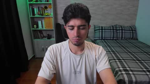 Snapshot of aaron_paul_ chatting on 11/08/25, 05:23 Aaron online show from 11/08/25, 05:23