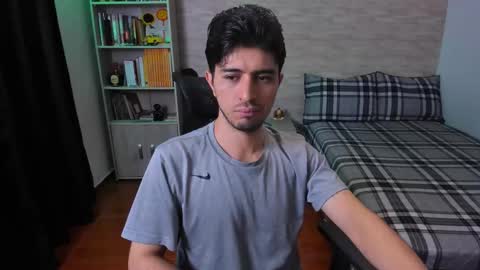 Snapshot of aaron_paul_ chatting on 11/10/25, 05:45 Aaron online show from 11/10/25, 05:45