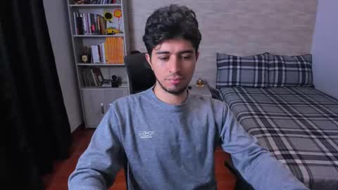 Snapshot of aaron_paul_ chatting on 11/16/25, 05:18 Aaron online show from 11/16/25, 05:18