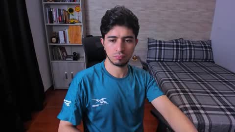 Snapshot of aaron_paul_ chatting on 11/17/25, 04:35 Aaron online show from 11/17/25, 04:35