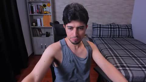 Snapshot of aaron_paul_ chatting on 11/18/25, 08:35 Aaron online show from 11/18/25, 08:35