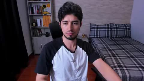 Snapshot of aaron_paul_ chatting on 11/29/25, 10:46 Aaron online show from 11/29/25, 10:46