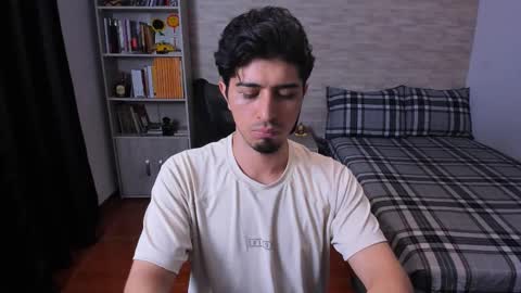 Snapshot of aaron_paul_ chatting on 12/02/25, 10:05 Aaron online show from 12/02/25, 10:05