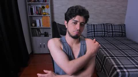 Snapshot of aaron_paul_ chatting on 12/16/25, 11:43 Aaron online show from 12/16/25, 11:43