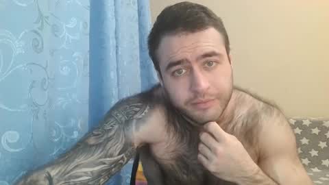 Snapshot of aaron_royal chatting on 02/16/25, 06:32 Davin tayl online show from 02/16/25, 06:32