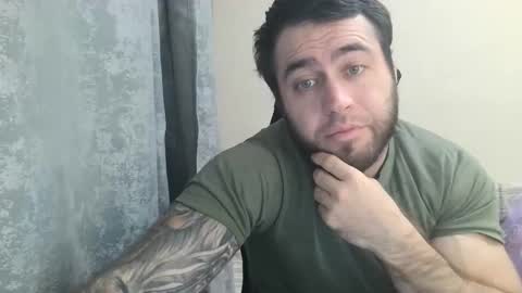 Snapshot of aaron_royal chatting on 10/25/25, 05:08 Davin tayl online show from 10/25/25, 05:08