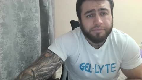 Snapshot of aaron_royal chatting on 10/28/25, 05:48 Davin tayl online show from 10/28/25, 05:48