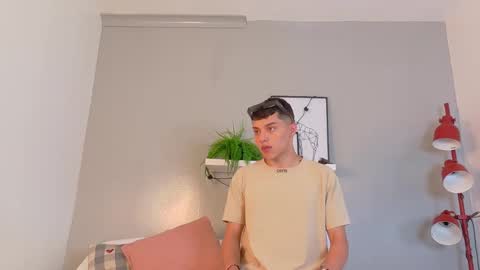 Snapshot of aaronbaker__ chatting on 09/27/25, 07:41 AARON online show from 09/27/25, 07:41