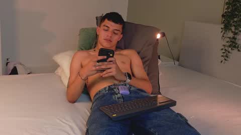 Snapshot of aaronbaker__ chatting on 10/03/25, 12:18 AARON online show from 10/03/25, 12:18