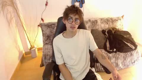 Snapshot of aaronbeer_ chatting on 02/04/26, 01:39 Aaron online show from 02/04/26, 01:39