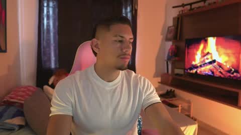 Snapshot of aaronfox_ chatting on 05/11/26, 02:45 AARON online show from 05/11/26, 02:45
