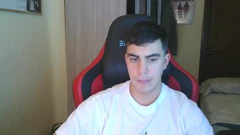 Snapshot of aaronlavine chatting on 02/10/25, 05:30 aaronlavine online show from 02/10/25, 05:30