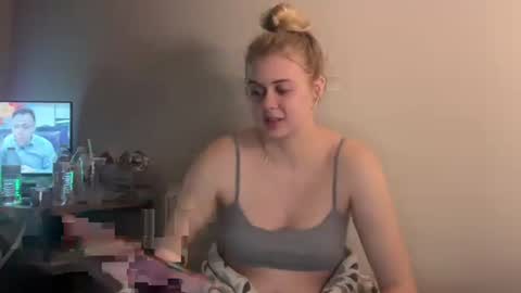 ababyy2901 online show from 10/28/25, 06:17