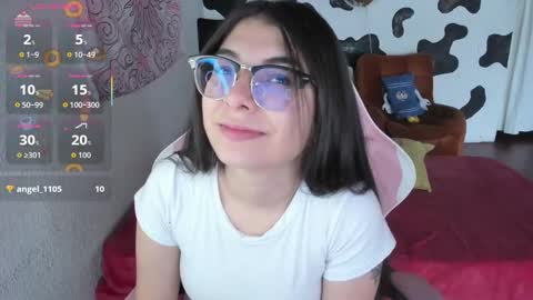 Snapshot of abbie_senjen chatting on 10/26/25, 02:34 April online show from 10/26/25, 02:34