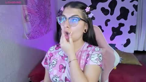 Snapshot of abbie_senjen chatting on 11/14/25, 09:13 April online show from 11/14/25, 09:13