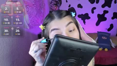 Snapshot of abbie_senjen chatting on 11/15/25, 10:59 April online show from 11/15/25, 10:59