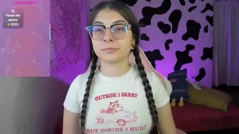 Snapshot of abbie_senjen chatting on 11/19/25, 10:54 April online show from 11/19/25, 10:54