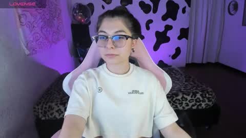 Snapshot of abbie_senjen chatting on 11/29/25, 03:31 April online show from 11/29/25, 03:31