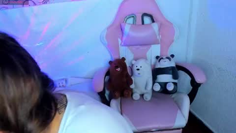Snapshot of abbie_senjen chatting on 05/02/26, 01:43 April online show from 05/02/26, 01:43