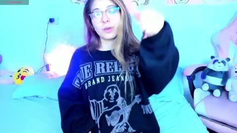 Snapshot of abbie_senjen chatting on 05/07/26, 04:51 April online show from 05/07/26, 04:51