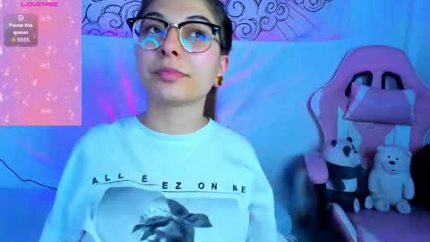 Snapshot of abbie_senjen chatting on 05/18/26, 12:07 April online show from 05/18/26, 12:07