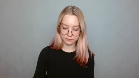 Snapshot of abbymoore__ chatting on 12/29/24, 12:45 Abby Lovense is active online show from 12/29/24, 12:45