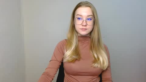 Abby Lovense is active online show from 04/06/26, 01:01