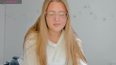 Snapshot of abbywyte chatting on 09/20/25, 01:45 Abby    Stream at Sat  Sun  Mon  Fri online show from 09/20/25, 01:45