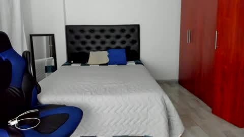 Independence model AbelAsburgo online show from 12/28/24, 05:23