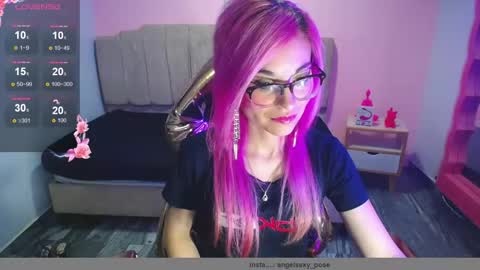 abril_ch_ online show from 10/22/25, 10:48