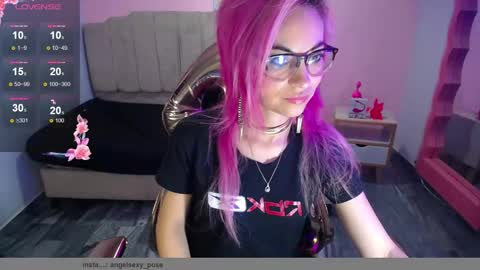 abril_ch_ online show from 10/23/25, 10:58